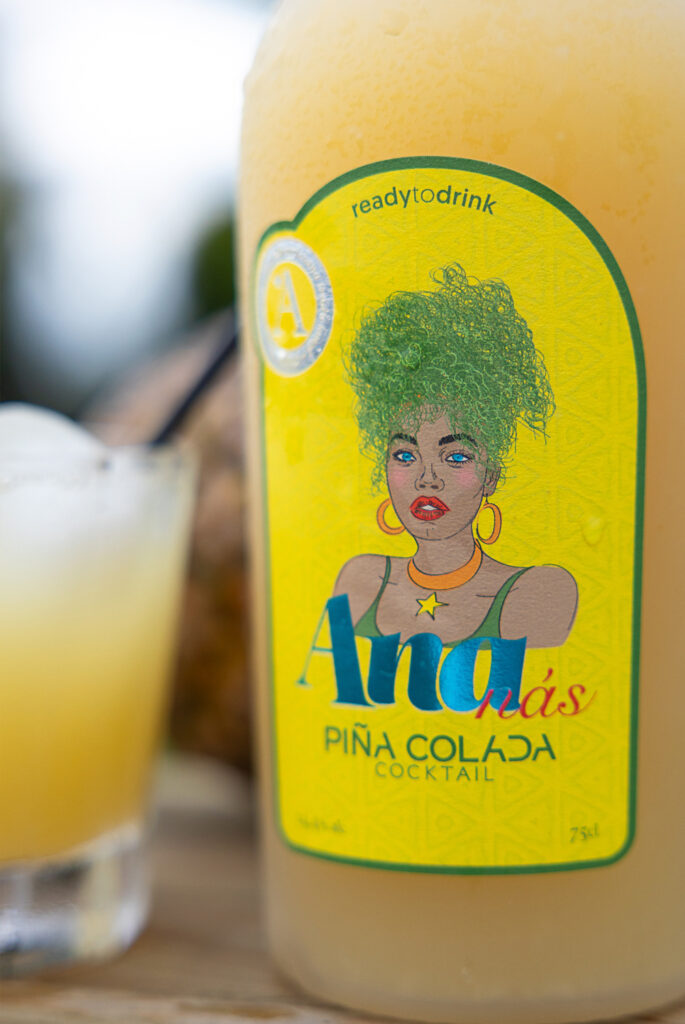 Cóctel listo para tomar Piña Colada Ananás
